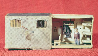 Model van een gevangeniscel in de Prison de la Sante in Parijs, ca. 1942-4 door French School