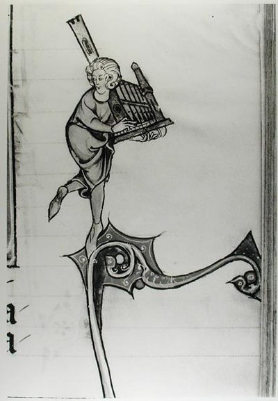 Muzikant die een draagbaar orgel bespeelt, uit de Geschiedenis van Merlin, c.1280-90 door French School