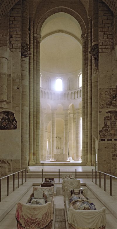 Schip en apsis van de abdijkerk met de beeltenissen van Hendrik II (1133-89) koning van Engeland en zijn vrouw, Eleonora van Aquitanië (d.1204) door French School
