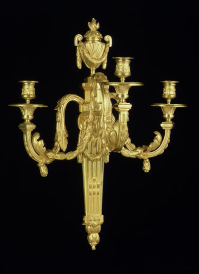 Een van een paar Louis XVI drie-armige wandlampen, c.1775 door French School