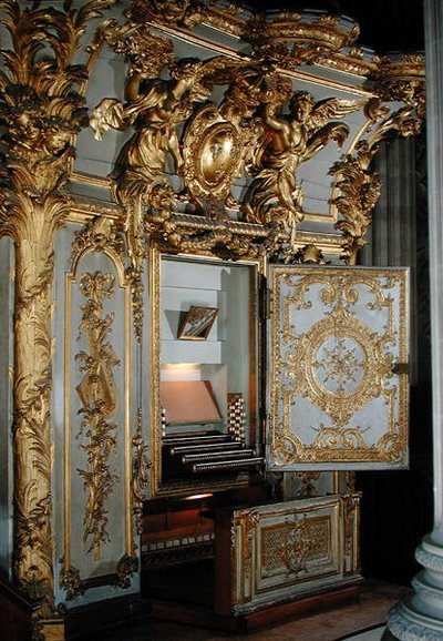 Orgel met de deur open, in de kapel door French School