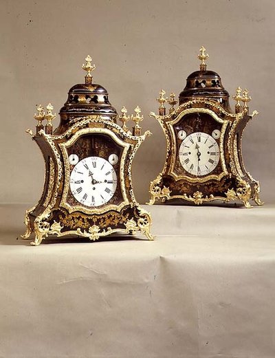 Paar klokken met verguld bronzen monturen, uurwerk door Charles Cabrier, vroege 18e eeuw (lakwerk en verguld brons) door French School