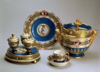 Plat de Menage, schaal, kop en schotel en ijskom uit de Blue Cameo Service, Sevres, 1778-9 door French School