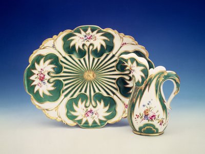 Bord en kruik met bloemendecoratie, Sevres door French School