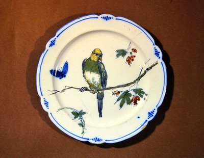 Bord versierd met vogel, vlinder en bloesem, Bourg-la-Reine fabriek door French School