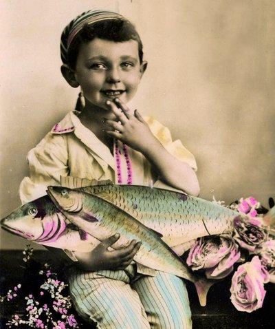 Portret van een jongen met een vis, ca. 1898 door French School