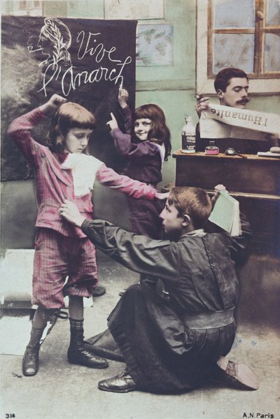 Ansichtkaart die het seculiere onderwijssysteem bekritiseert, ca. 1910 door French School