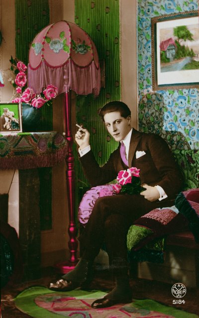 Ansichtkaart met een elegante jongeman, ca. 1930 door French School