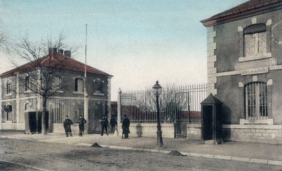 Ansichtkaart met de Kazerne van Besancon, ca. 1900 door French School