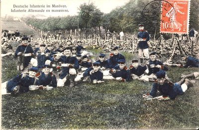 Ansichtkaart met de Duitse infanterie tijdens manoeuvres door French School