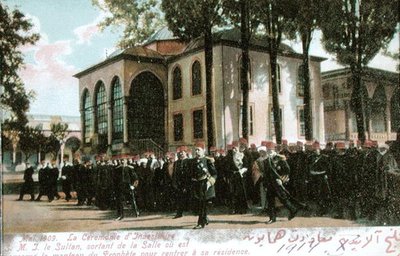 Ansichtkaart met de Inhuldigingsceremonie van Sultan Mehmet V (1844-1918) mei 1909 (gekleurde foto) door French School