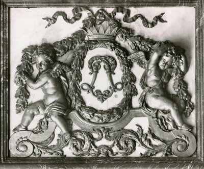 Putti flankeren de initiaal L op de deur van de Salon des Gardes de la Reine door French School
