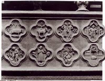 Vierpassen met de Tekens van de Dierenriem, Arbeid van het Jaar, en profeten Sophonie en Ezechiël, van de Kathedraal van Notre-Dame in Amiens (gipsafgietsel van steen) door French School