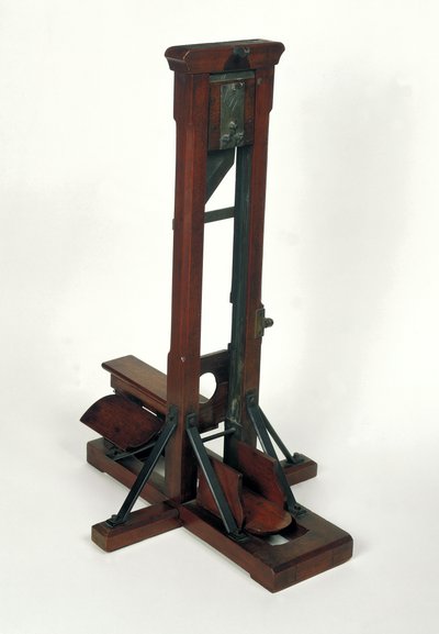 Verminderd model van een guillotine (hout en metaal) door French School