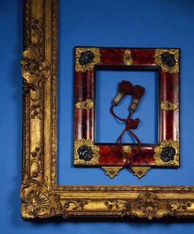 Regency omgekeerd profiel frame met ormolu en gegraveerde zilveren mounts op de hoeken en centra met de originele kwastjes door French School