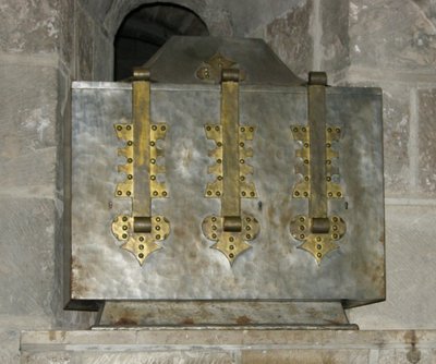 Reliekschrijn met de relieken van St. Benoit, geplaatst in de crypte in 1108 (metaal) door French School