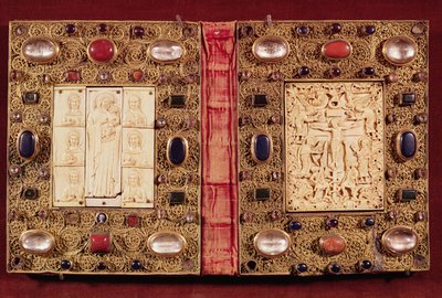 Reliekschrijnplaquette met de Maagd en Kind met Heiligen en de Kruisiging (goud, ivoor & edelstenen) door French School