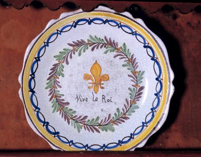 Revolutionaire plaat met een monarchistisch motief (lelie) en de inscriptie 