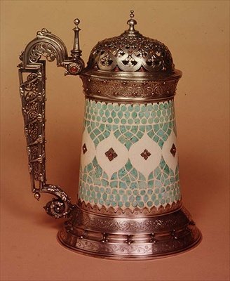 Rudolfi bierpul met ivoren lichaam ingelegd met turkoois, gemonteerd in zilver en bezet met robijnen, Parijs, ca. 1855 door French School