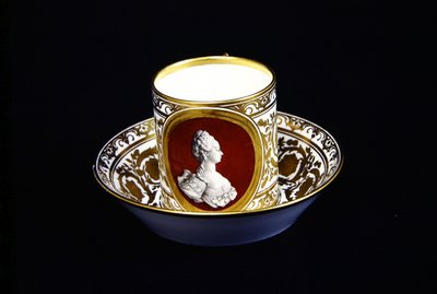 Sevres kop en schotel met een beeltenis van Marie-Antoinette, c.1773-4 door French School