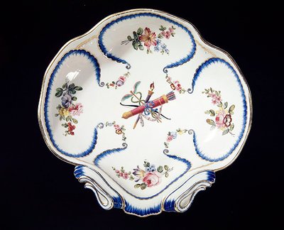 Sevres bord versierd met boog en pijlen, 1762 door French School
