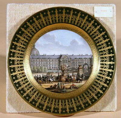 Sevres bord dat de aankomst van het zwaard van Frederik II de Grote uitbeeldt, in het Hotel des Invalides door French School