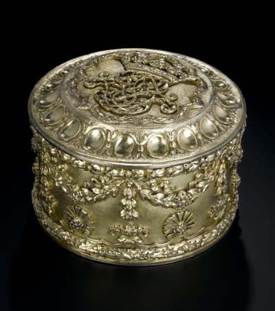 Zilververgulde ronde doos met deksel uit de Lennoxlove toiletservice, eigendom van Frances Teresa Stewart, hertogin van Richmond en Lennox: Frans, Parijs, gekeurd tussen april en september 1672 door French School