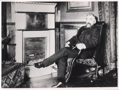 Stéphane Mallarmé (1842-98) zittend bij de open haard in zijn huis aan de Rue de Rome, Parijs door French School