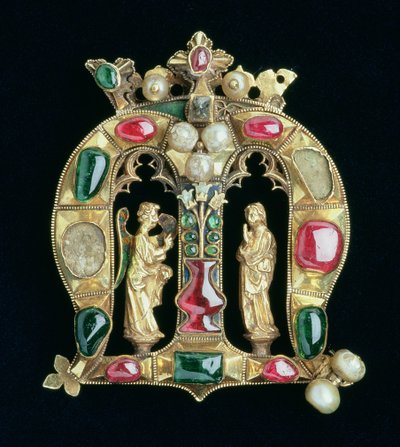 Het Hylle-sieraad, in de vorm van een gekroonde Lombardische initiaal M met annunciatiefiguren, laat 14e eeuw door French School