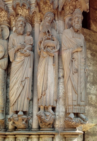 De profeet Simeon, St. Johannes de Doper en St. Petrus, standbeelden van de rechterkant van de centrale deur van het noordportaal door French School