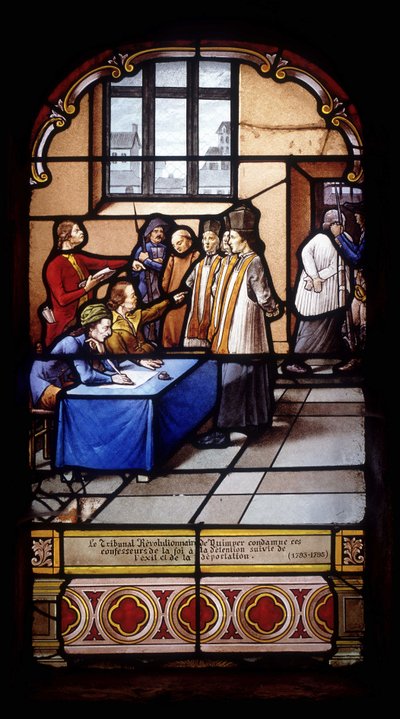 Het Revolutionaire Hof van Quimper veroordeelt deze geloofsbelijders tot detentie gevolgd door ballingschap en deportatie (1793-95) - glas-in-loodramen van de St Germain Kerk in Kerlaz door French School