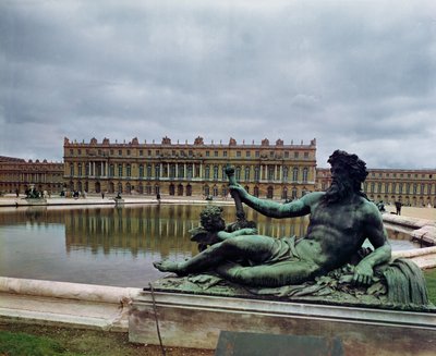 De Rhône, fontein door Jean-Baptiste Tuby (1630-1700) met het kasteel op de achtergrond door French School