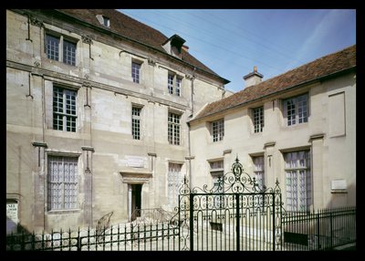 De geboorteplaats van Jean de la Fontaine (1621-95) gebouwd in 1559 door French School