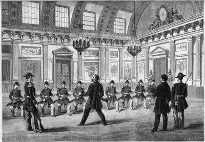 De zoon van Napoleon III, Prins Imperiaal (1856-1879), oefent wapens met de wachters, voor zijn vader Keizer Napoleon III (1808-1873), in de wachtkamer van het kasteel van Compiègne. Gravure in 