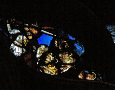 Het westelijke roosvenster met een scène uit het Boek Openbaring: Oorlog in de hemel; St. Michael overwint de draak (12:7-8) door French School
