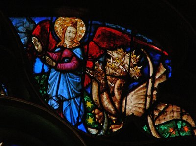 Het westelijke roosvenster met een scène uit het Boek Openbaring: draak vervolgt de moeder van het mannelijke kind; maar zij heeft vleugels om naar de woestijn te vliegen (12:13-14) door French School