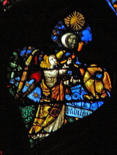 Het westelijke roosvenster met een scène uit het Boek Openbaring: vierde trompet zon, maan en sterren verduisteren, en de adelaar als de engel die Wee, Wee roept, eronder geschreven (8:12-13) door French School