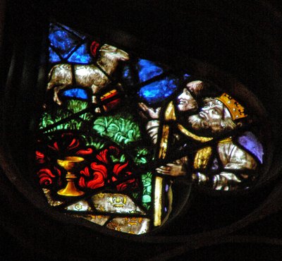 Het westelijke roosvenster met een scène uit het Boek Openbaring: lam op de berg Sion met twee van de 144.000 verlosten (14:1-5) door French School