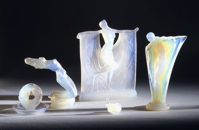 Drie opalescente glazen objecten door Lalique door French School