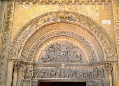 Timpaan van de portiek met Christus in Majesteit met de symbolen van de evangelisten, c.1140-50 door French School