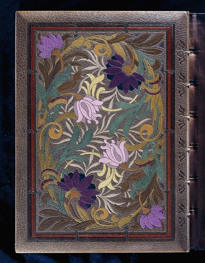 Bovenste boekomslag, met semi-naturalistisch ontwerp van lotussen en kamperfoelie bloemhoofden, 1886 door French School