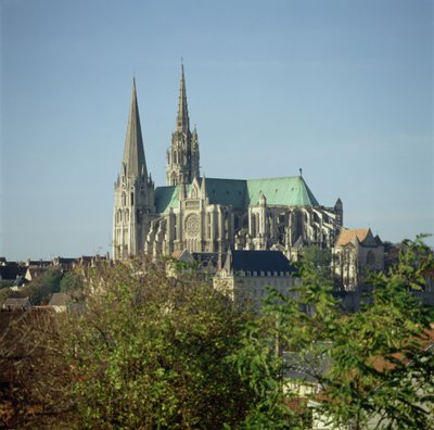 Zicht op de kathedraal van Chartres, vanuit het zuidoosten, begonnen in 1194 door French School