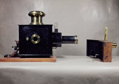 Zicht op een van de eerste filmprojectoren, vervaardigd door August (1862-1954) en Louis Lumiere (1864-1948) door French School