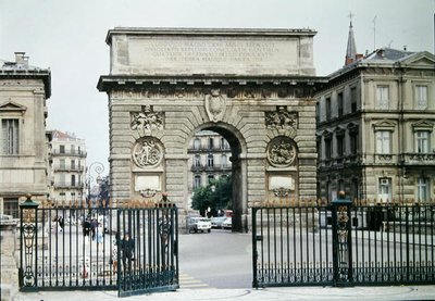 Uitzicht op de Arc de Triomphe op de Promenade de Peyrou, bouw begonnen in 1684 en voltooid in 1776 door French School