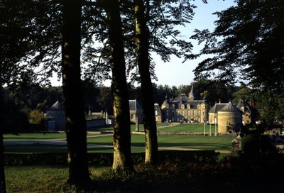 Uitzicht op het Château de la Bourbansais, begonnen in 1583, herwerkt in de 17e eeuw. Pleugueneuc. Ille en Vilaine (35) door French School