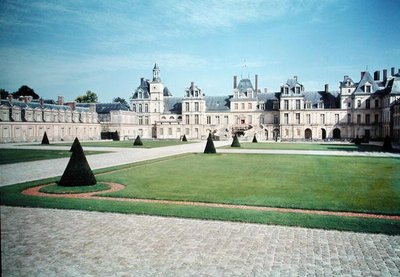 Uitzicht op de Cour du Cheval Blanc met de hoefijzervormige trap door French School