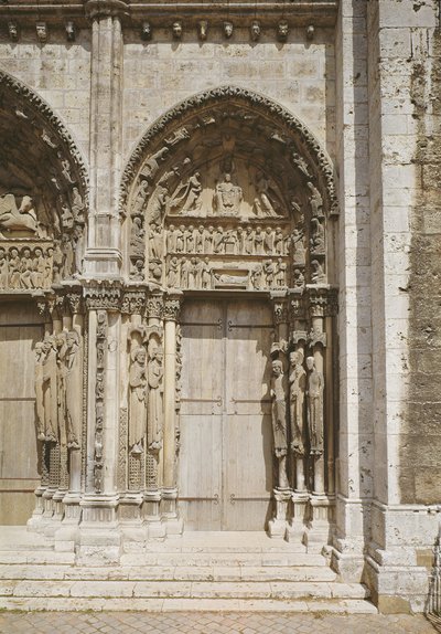 Zicht op de zuidelijke deur van het koninklijke portaal, c.1145-50 door French School