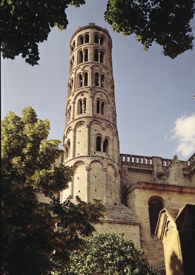 Uitzicht op de Tour Fenestrelle van de Kathedraal van St. Theodorit door French School