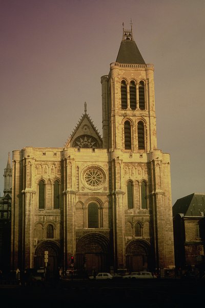 Uitzicht op de westgevel, begonnen ca. 1135 door French School