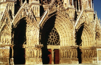 Uitzicht op de westelijke voorportalen, begonnen in 1231 en voltooid in 1430 door French School
